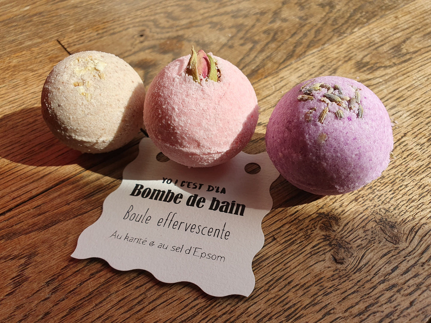 Pochon de 3 petites boules bombes de bain artisanales parfumées effervescentes au beurre de karité et au sel d'Epsom relaxant