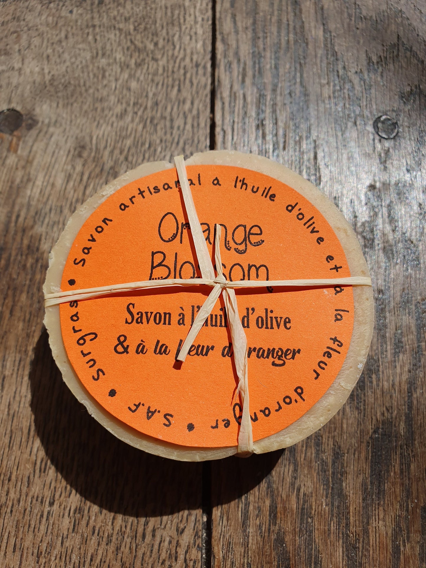 Le "Orange blossom", savon artisanal surgras saponifié à froid à l'huile d'olive et à la fleur d'oranger au parfum divin