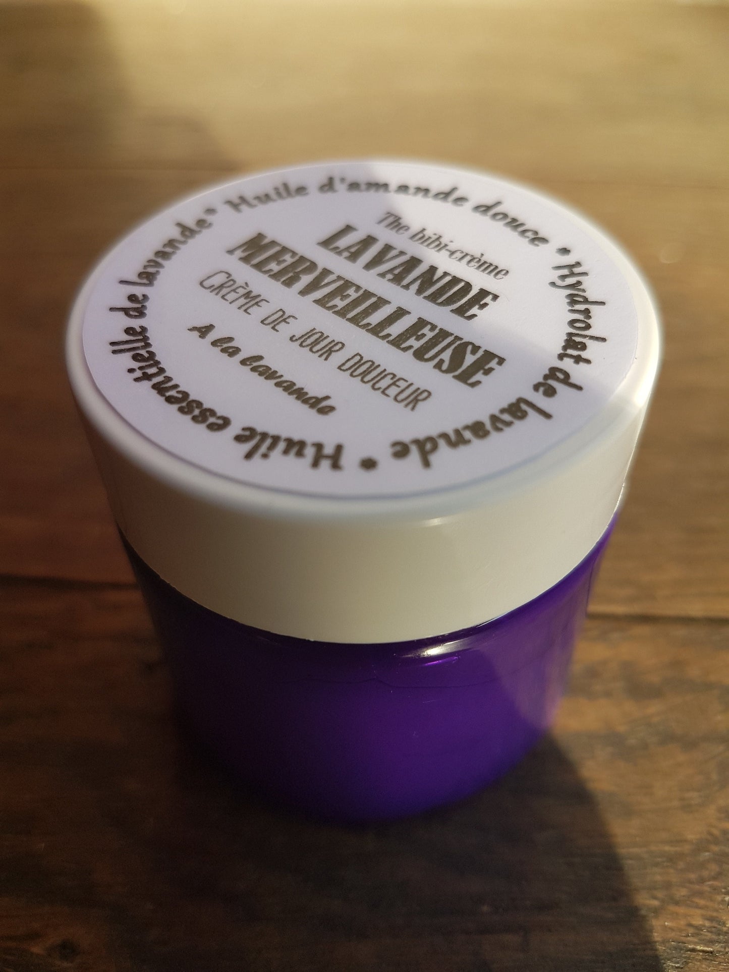 La "Lavande merveilleuse", crème de jour hydratation et douceur à la lavande et à l'huile d'amande douce spécial peaux sensibles
