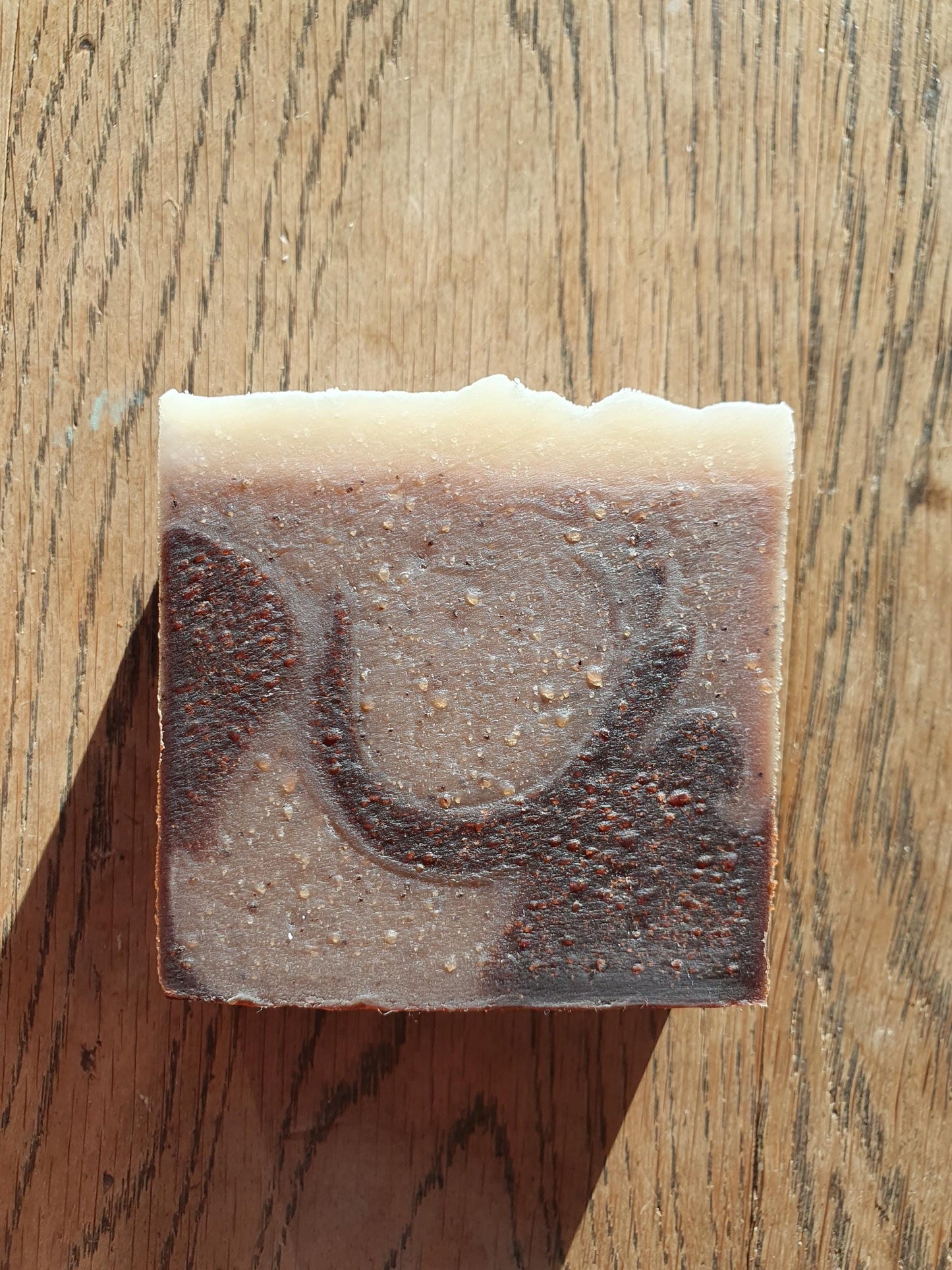Le "Soappuccino", savon artisanal surgras saponifié à froid marbré au chocolat, café, huiles végétales et beurre de cacao