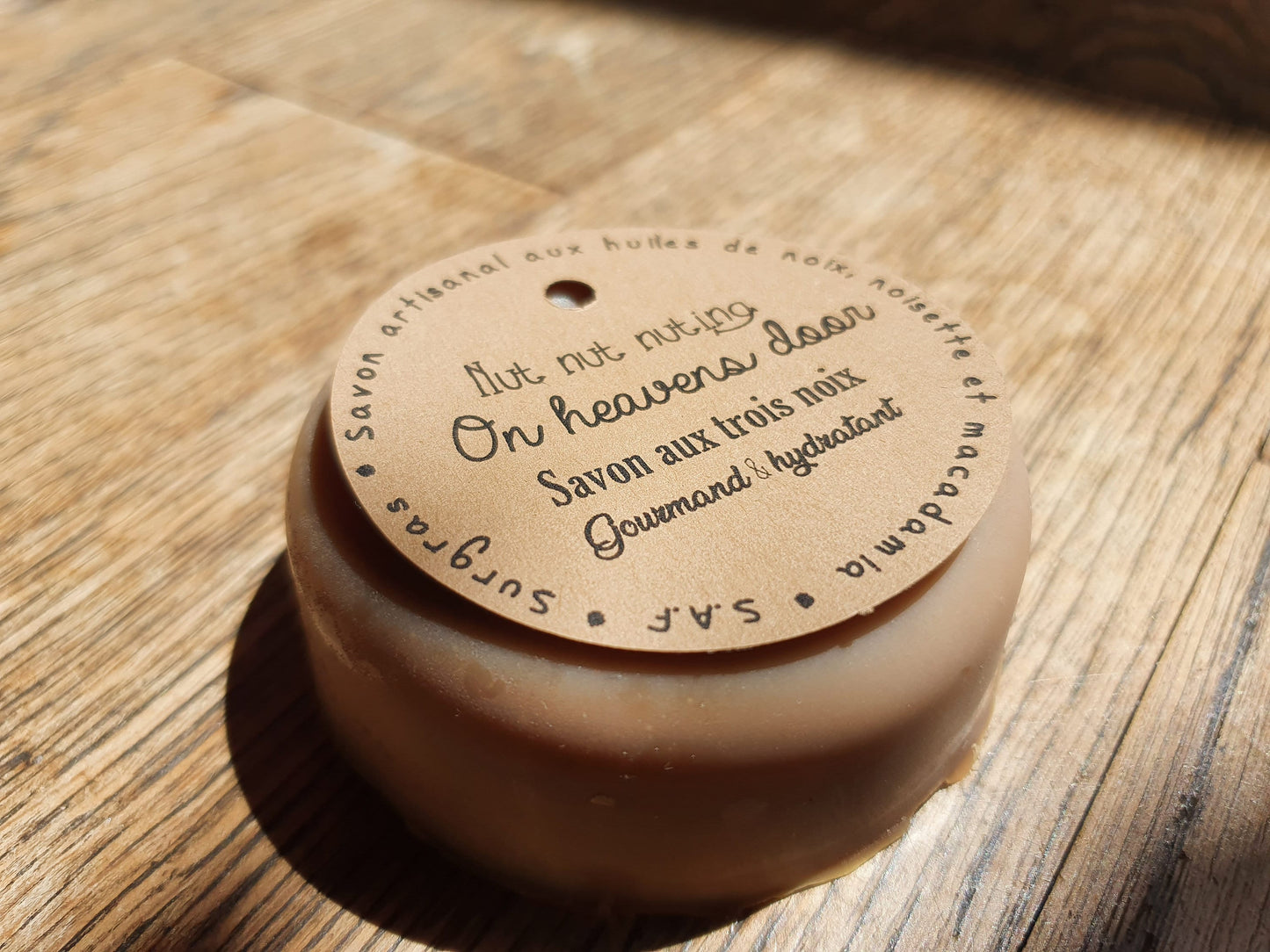 Le "Nut nut nuting on heavens door", savon artisanal surgras saponifié à froid aux huiles de noix, noisette et macadamia gourmand et hydratant