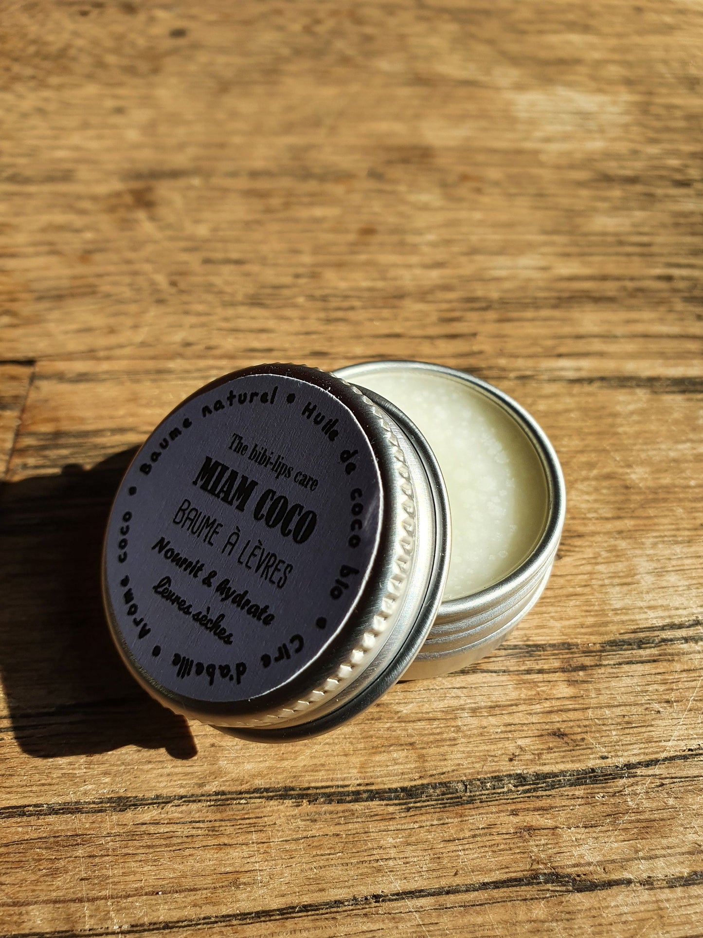 Le "Miam Coco", baume à lèvres à l'huile de coco bio, beurre de cacao, cire d'abeille et arôme naturel de coco pour les lèvres sèches et déshydratées