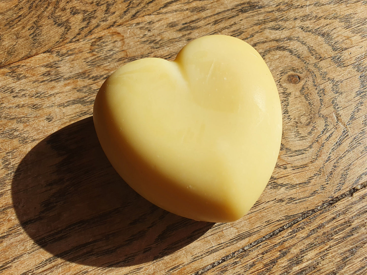 Le "Cœur au lait frais et coton", savon artisanal surgras saponifié à froid tout doux au lait bio et parfumé au coton pour les peaux fragiles et sensibles