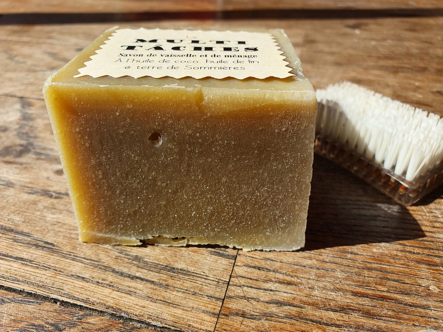 Le "Multi-tâches", savon de vaisselle et de ménage ultra-dégraissant et moussant à l'huile de lin, coco et terre de Sommières