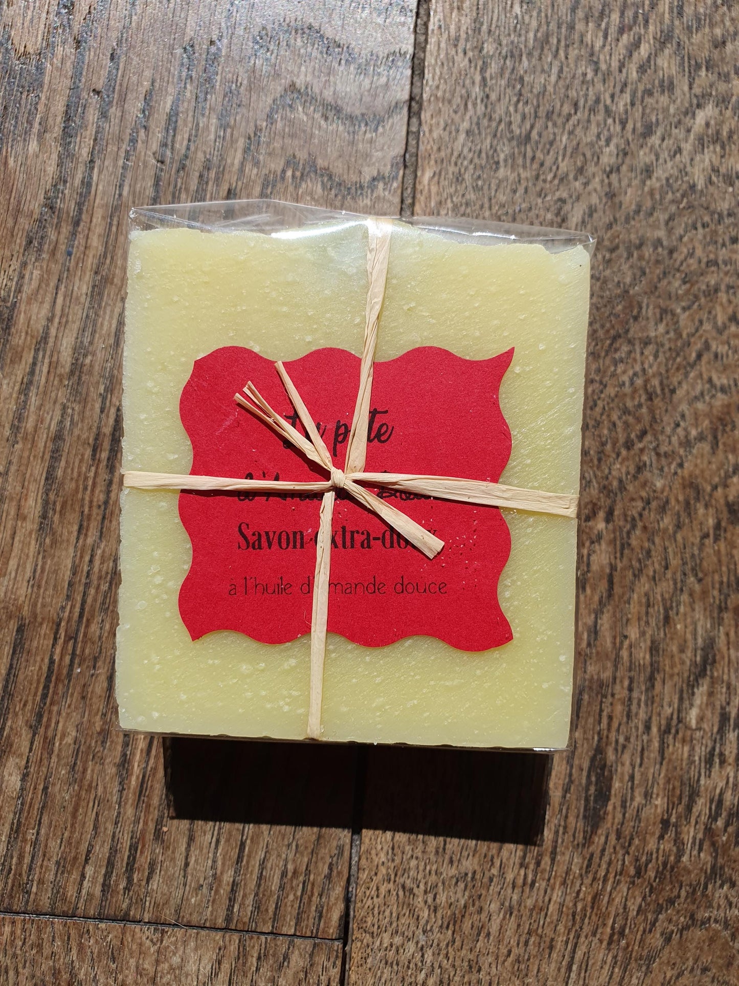 La "Pâte d'amande douce", savon artisanal surgras saponifié à froid tout doux à l'huile d'amande douce, olive, coco et fragrance amande divine