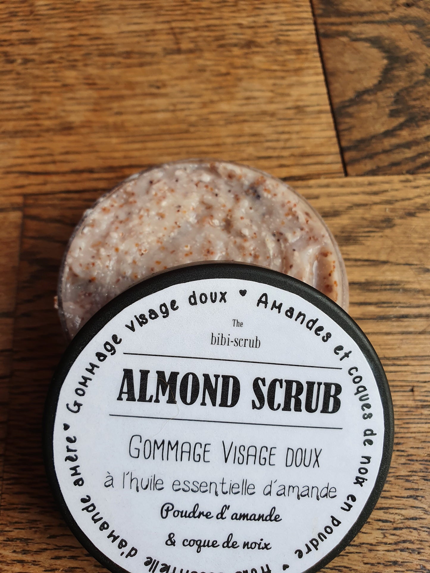 Le "Almond scrub", gel scrub gommant gommage visage adoucissant et nourrissant à l'amande pour les peaux gourmandes et déshydratées