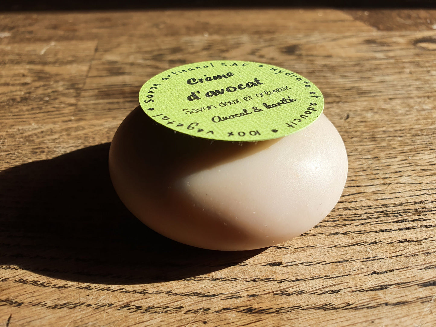 La "Crème d'avocat", savon artisanal surgras saponifié à froid à l'avocat frais et aux huiles végétales d'avocat, olive, coco et beurre de karité