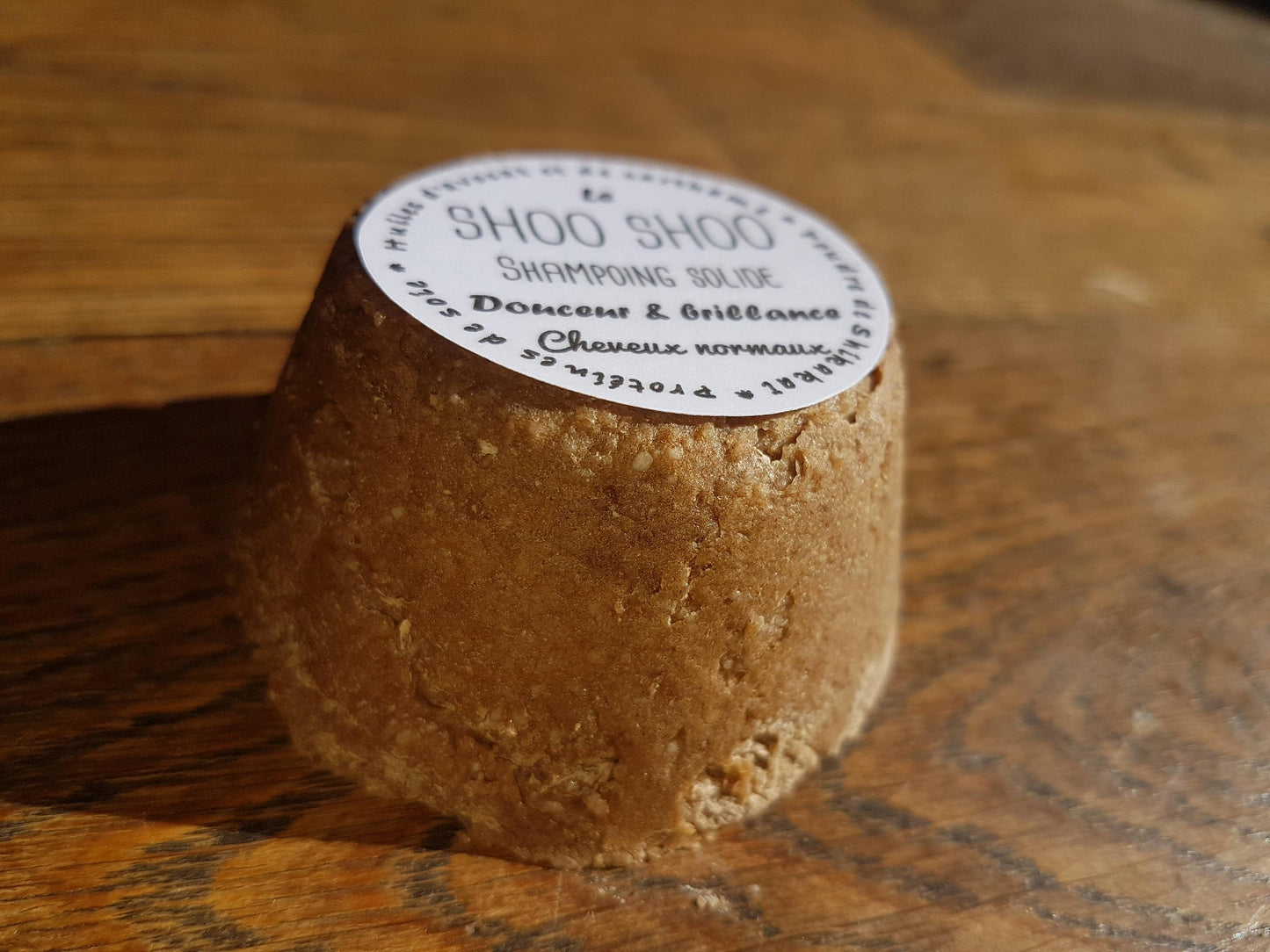 Le "Shoo Shoo, douceur et brillance", shampoing solide artisanal cheveux normaux à l'huile d'avocat, d’olive et de carthame et à la protéine de soie