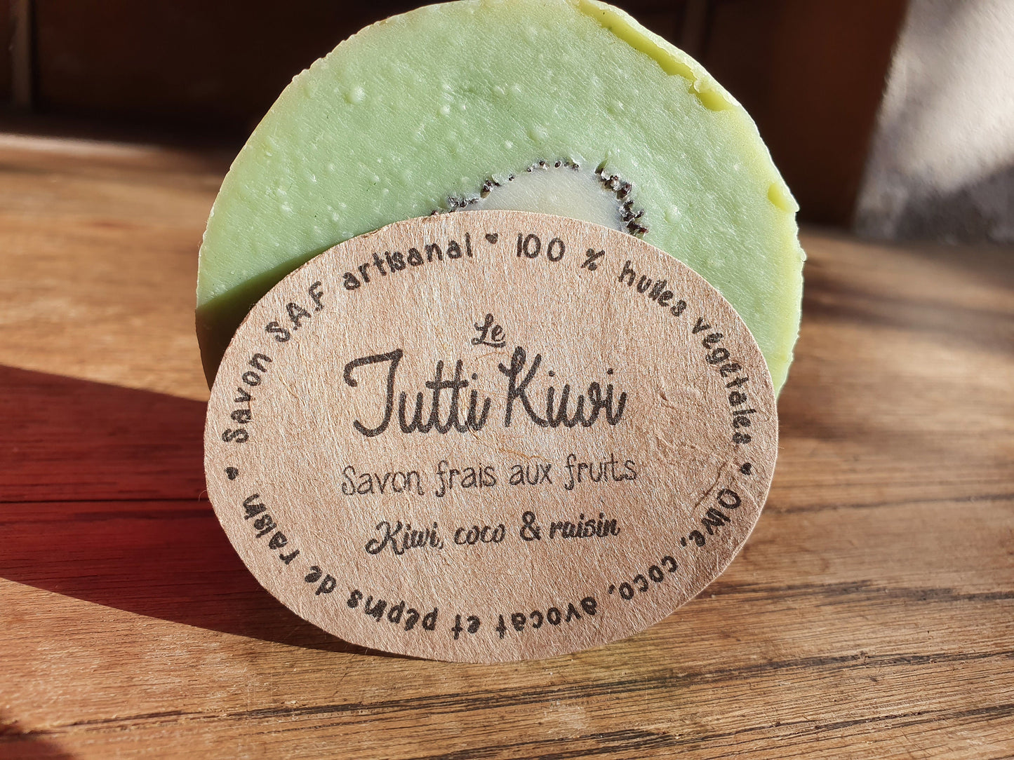 Le "Tutti Kiwi", savon artisanal surgras saponifié à froid frais aux huiles végétales et parfumé au fruit