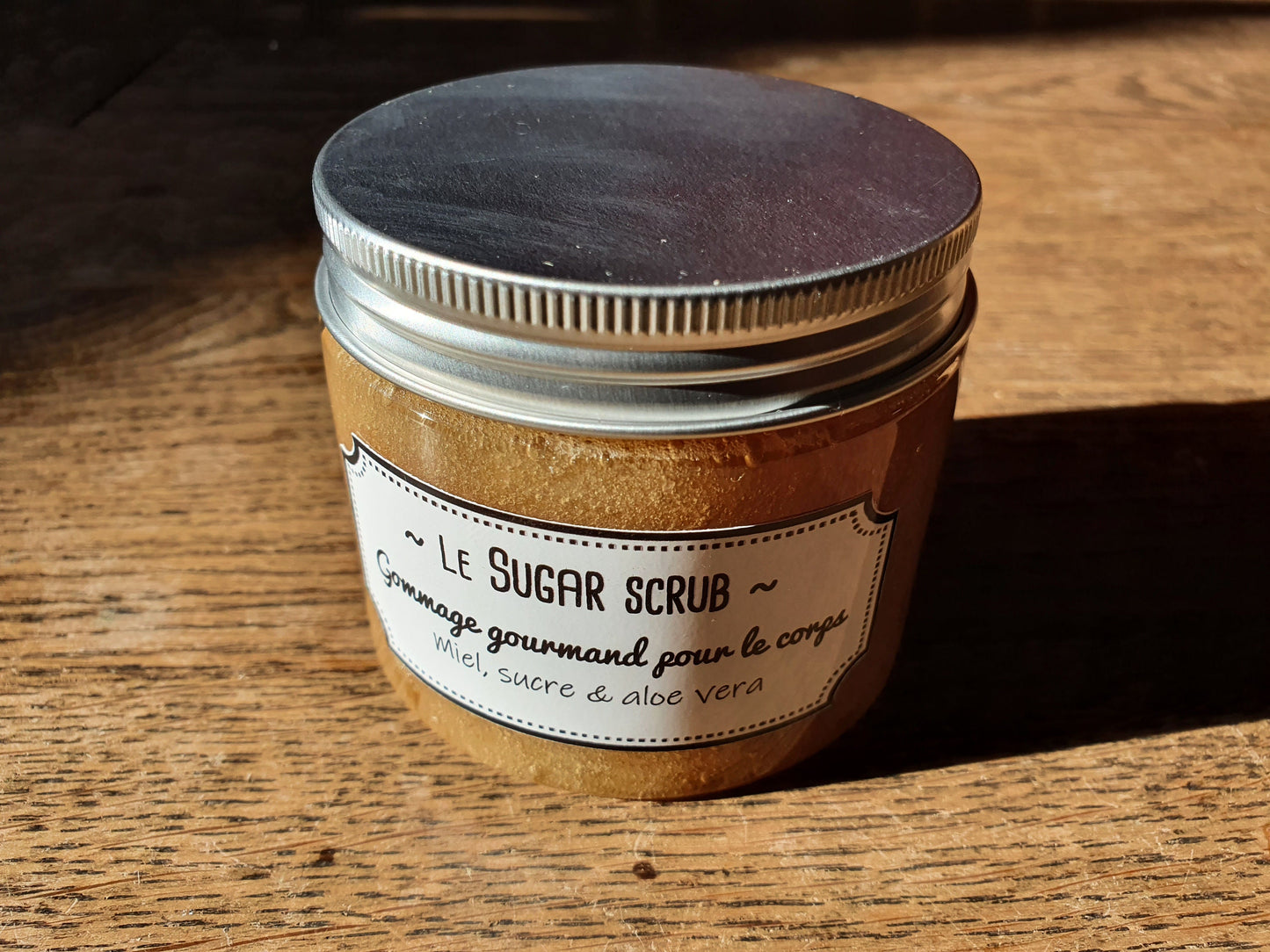 Le "Sugar Scrub" gommage pour le corps sucre, au miel et au gel d'aloe vera pour une peau nourrie, exfoliée et éclatante
