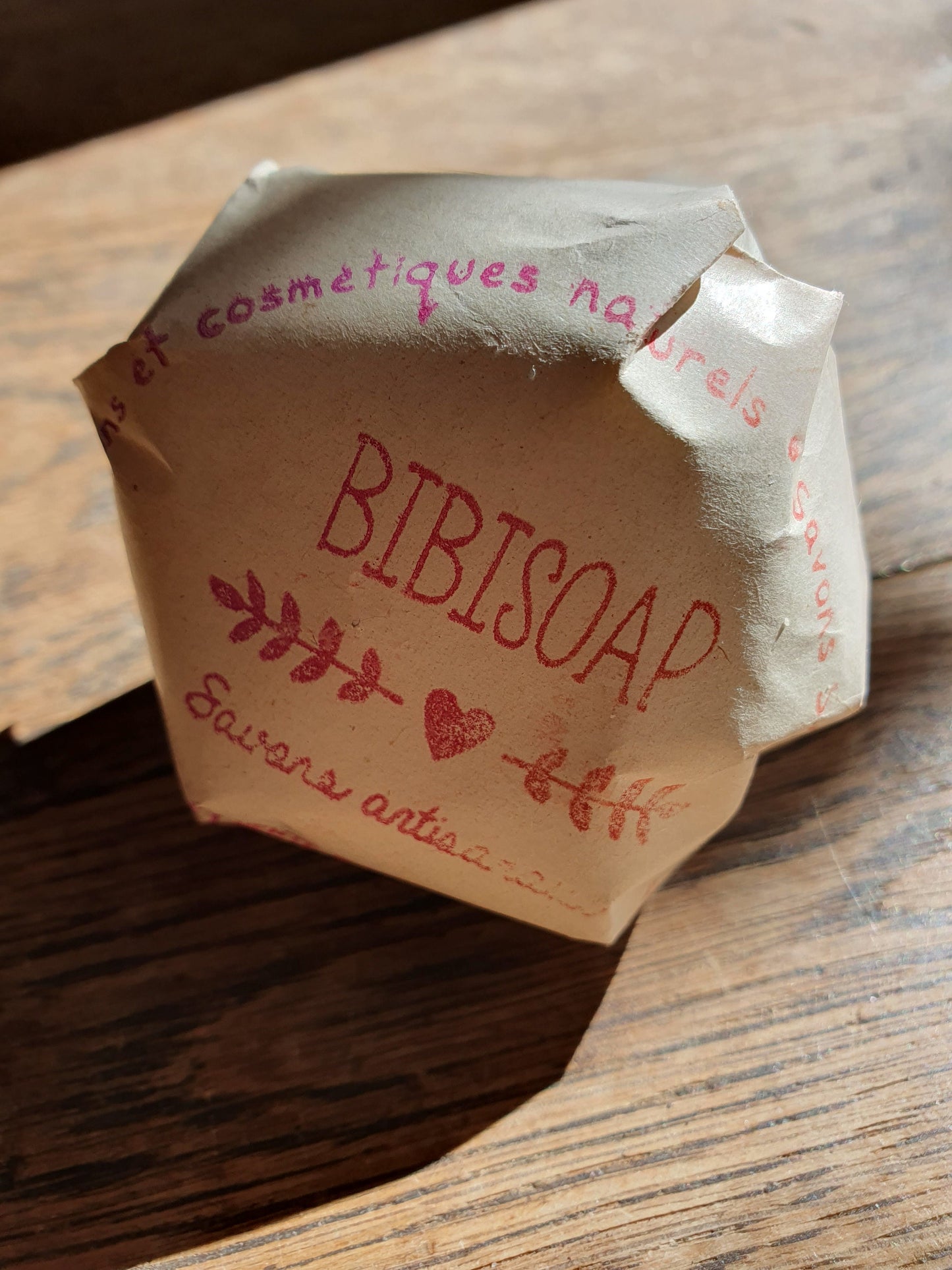 La "Tagada soin soin", savon artisanal surgras saponifié à froid au beurre de karité et à la fraise pour les grands et les petits