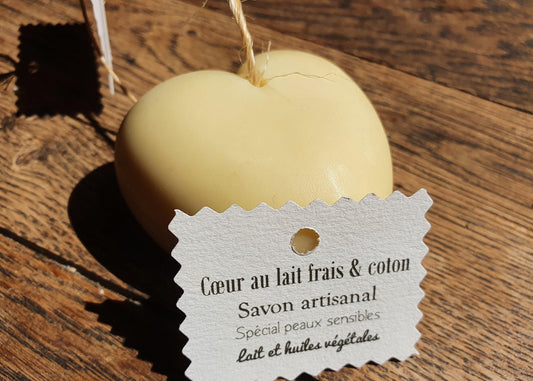 Le "Cœur au lait frais et coton", savon artisanal surgras saponifié à froid tout doux au lait bio et parfumé au coton pour les peaux fragiles et sensibles