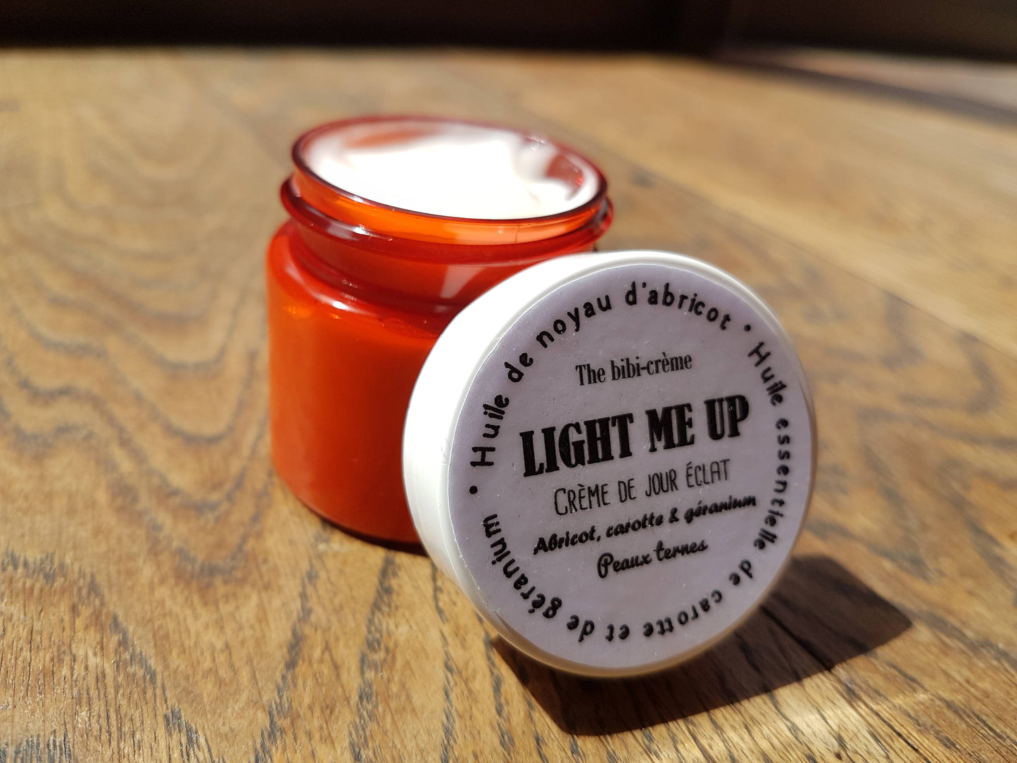 La "Light me up", crème de jour éclat du teint à l'huile de buriti, au macérât de carotte et huile essentielle de géranium peaux ternes