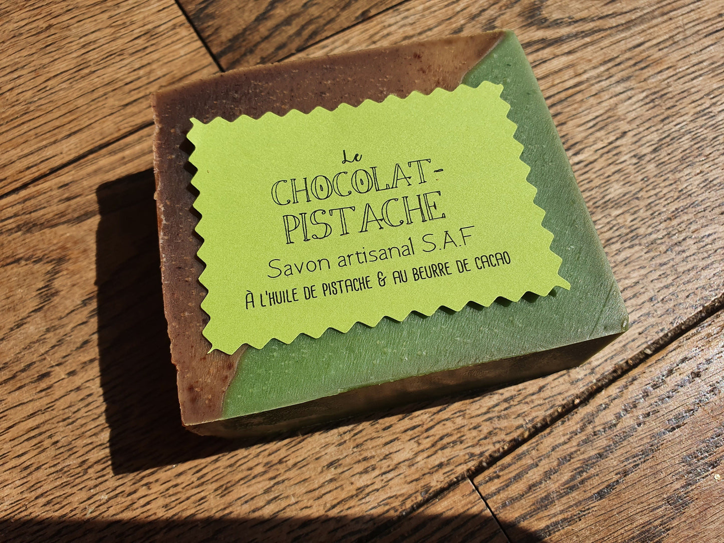 Le "Chocolat-pistache", savon artisanal surgras saponifié à froid divin à l'huile de pistache et au beurre de cacao pour les peaux gourmandes