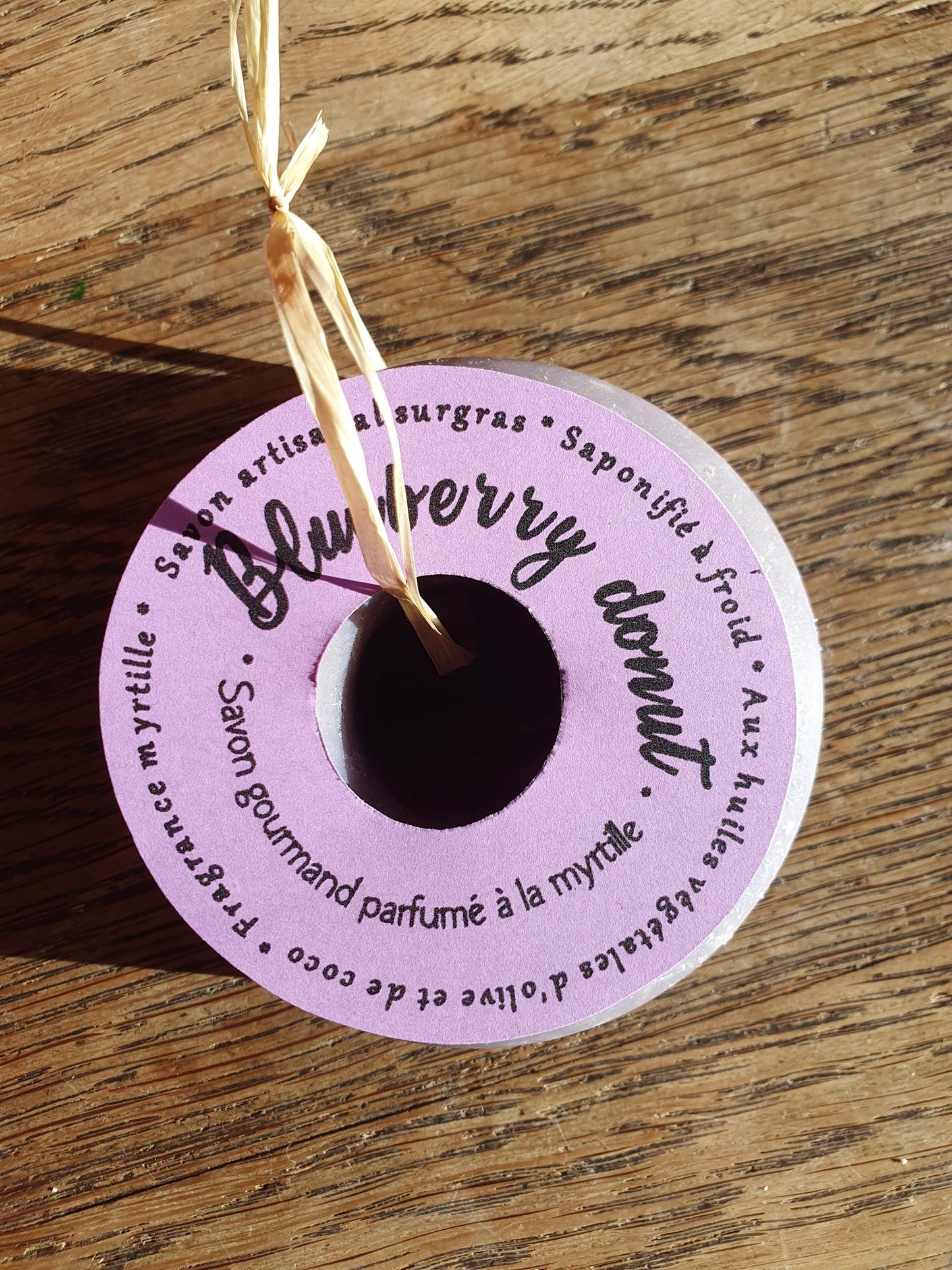 Le "Blueberry donut", savon artisanal surgras saponifié à froid parfumé à la myrtille