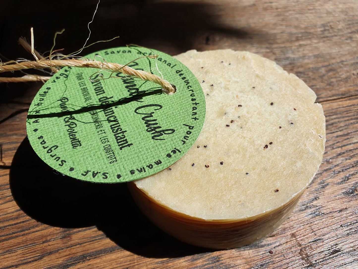 Le "Handy Crush", savon artisanal surgras saponifié à froid désincrustant à la polenta, graines de pavot et huiles végétales pour les mains cuisinières ou bricoleuses