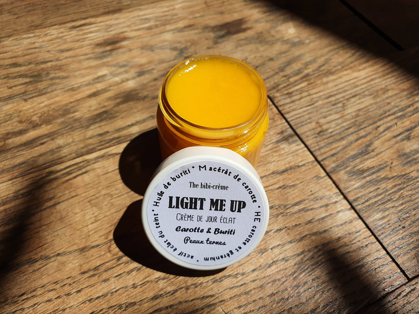 La "Light me up", crème de jour éclat du teint à l'huile de buriti, au macérât de carotte et huile essentielle de géranium peaux ternes