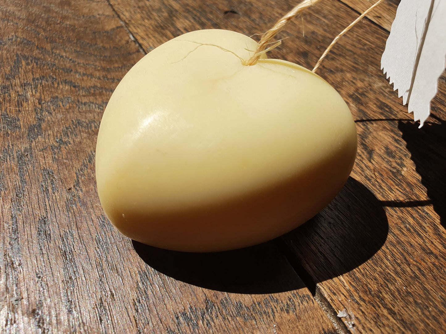 Le "Cœur au lait frais et coton", savon artisanal surgras saponifié à froid tout doux au lait bio et parfumé au coton pour les peaux fragiles et sensibles