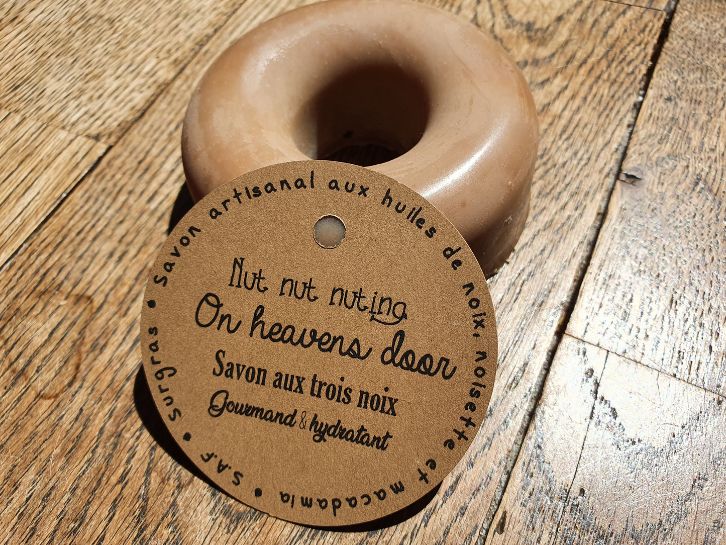 Le "Nut nut nuting on heavens door", savon artisanal surgras saponifié à froid aux huiles de noix, noisette et macadamia gourmand et hydratant