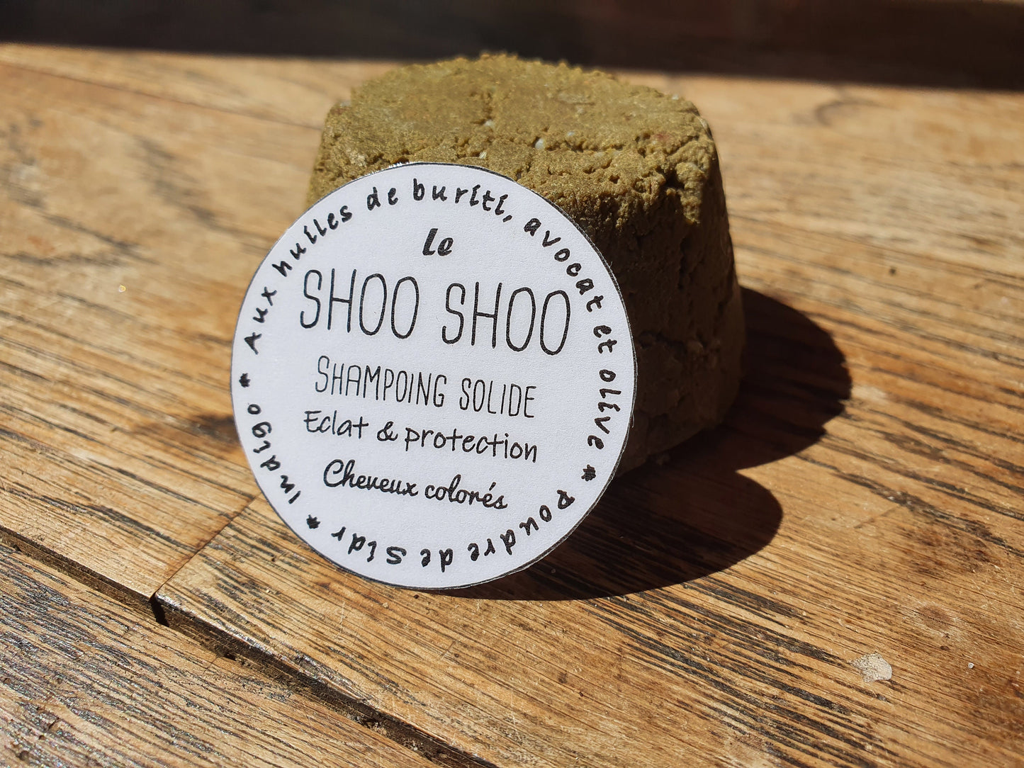Le "Shoo Shoo cheveux colorés", shampoing solide artisanal à l'huile d'olive, coco, amande douce et poudres ayurvédiques