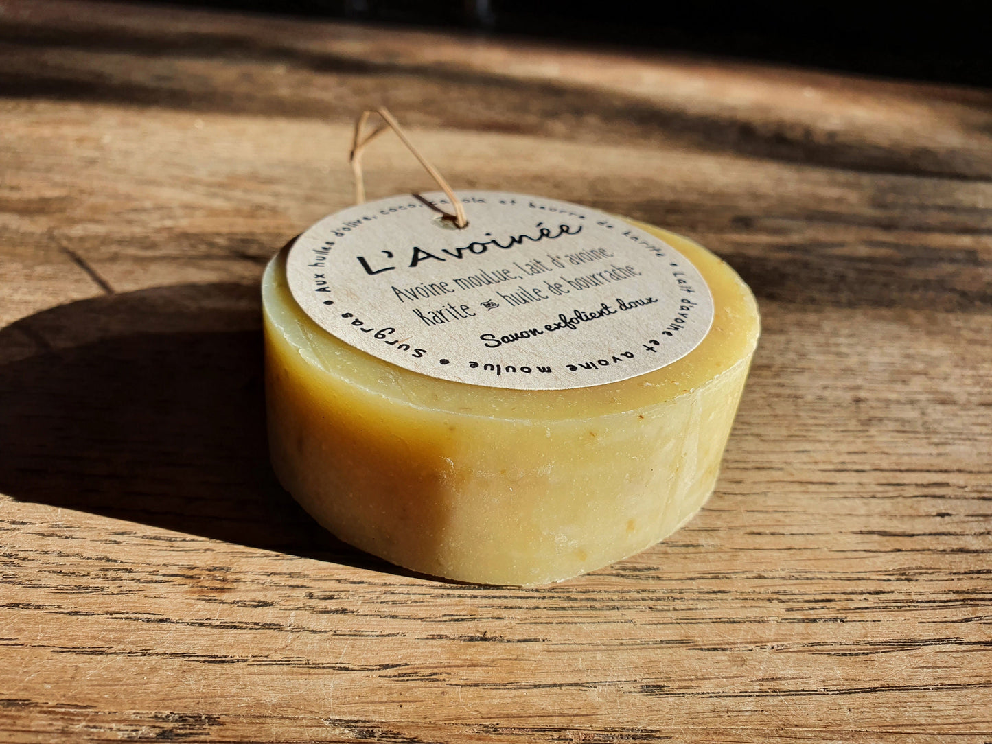 L"Avoinée", savon artisanal surgras saponifié à froid exfolient doux à l'avoine moulue, huile de bourrache et beurre de karité pour peaux sensibles