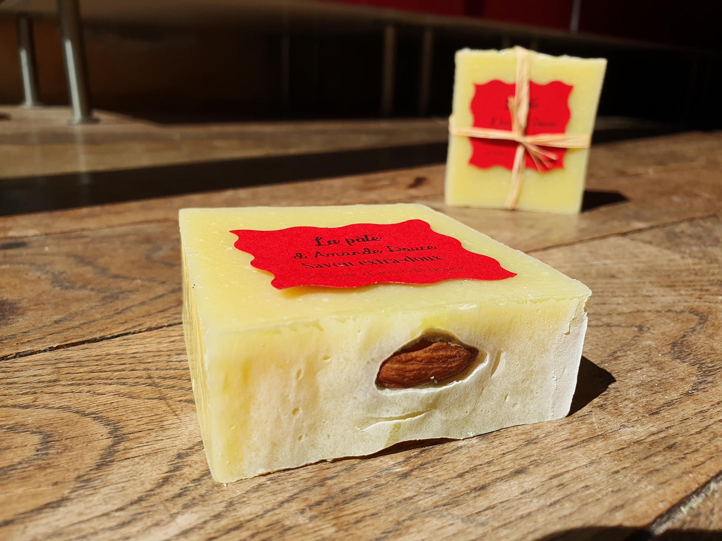 La "Pâte d'amande douce", savon artisanal surgras saponifié à froid tout doux à l'huile d'amande douce, olive, coco et fragrance amande divine