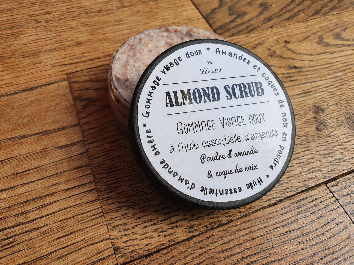 Le "Almond scrub", gel scrub gommant gommage visage adoucissant et nourrissant à l'amande pour les peaux gourmandes et déshydratées