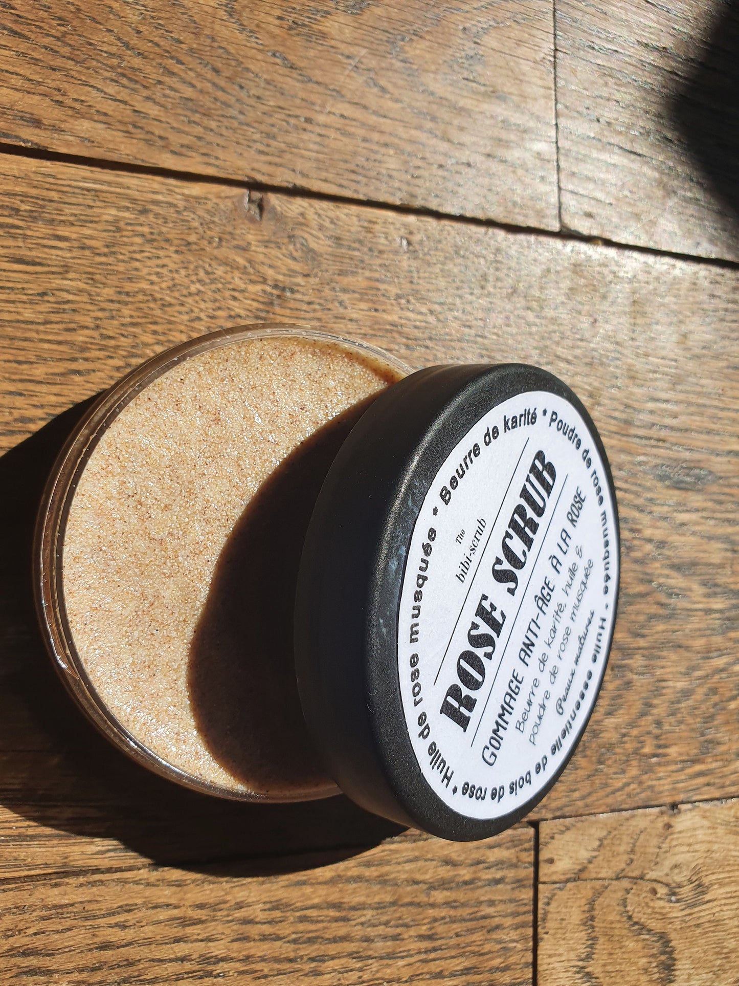 Le "Rose scrub", crème gommante gommage précieux anti-âge à la rose musquée, au beurre de karité et au bois de rose pour les peaux matures