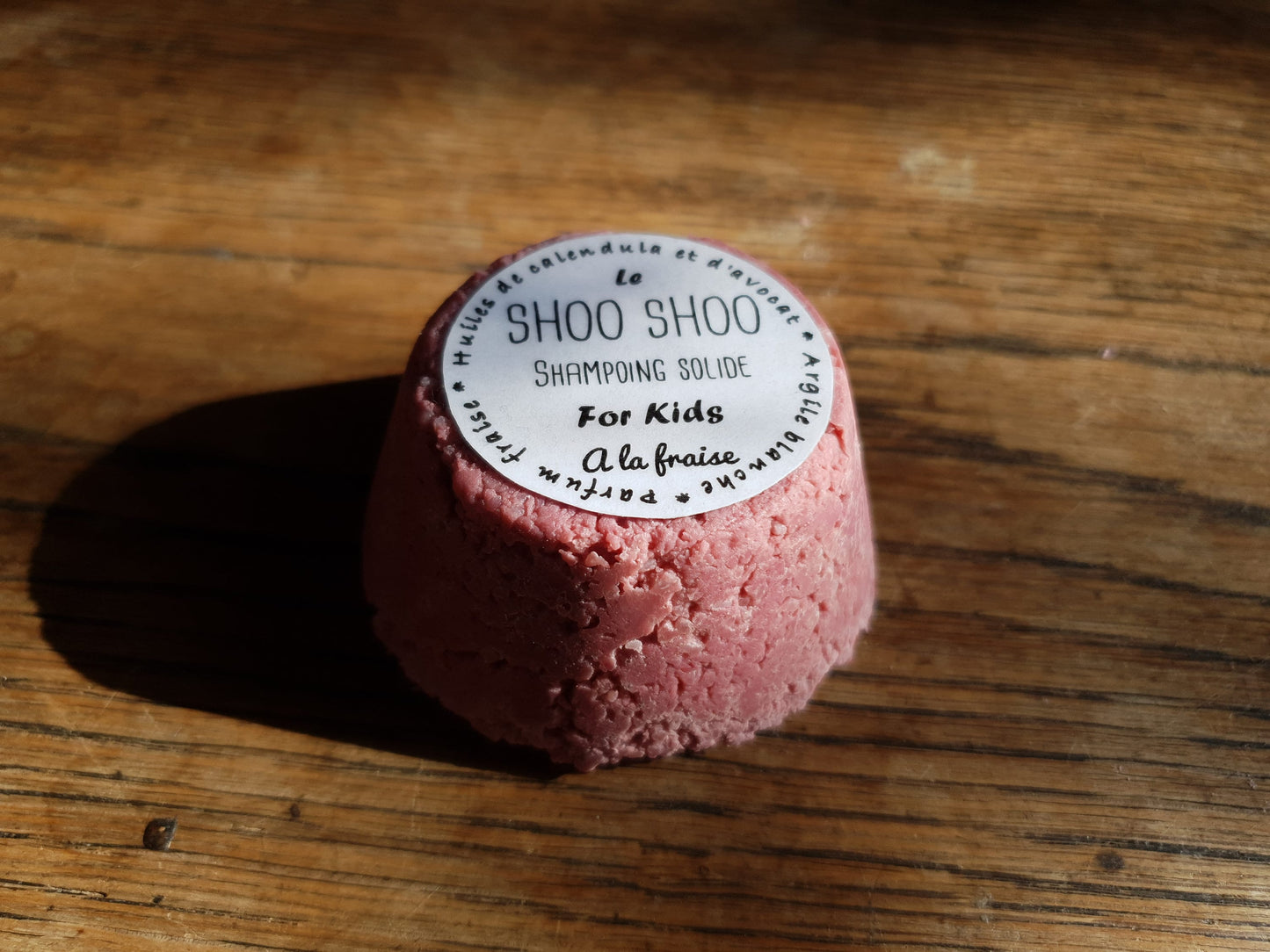 Le "Shoo Shoo for kids", shampoing solide artisanal ultra doux pour les enfants à l'huile d'avocat et de calendula sans huile essentielle, parfumé à la "fraise"