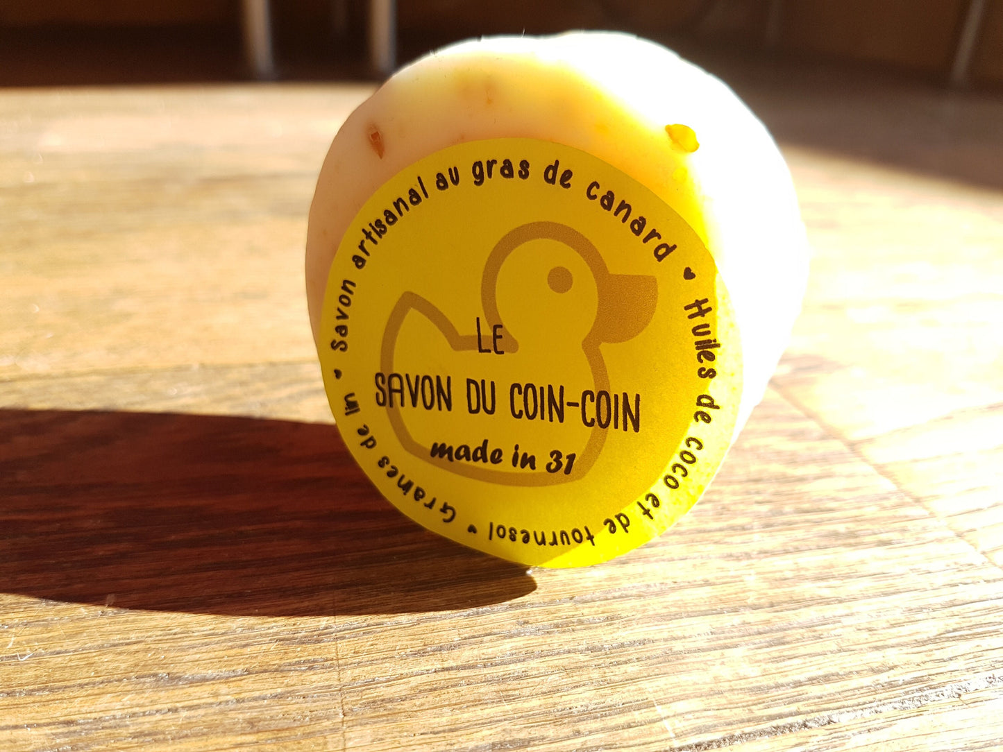 Le "Savon du coin-coin", savon artisanal surgras saponifié à froid et exfolient à la graisse de canard, aux graines de lin et aux huiles essentielles