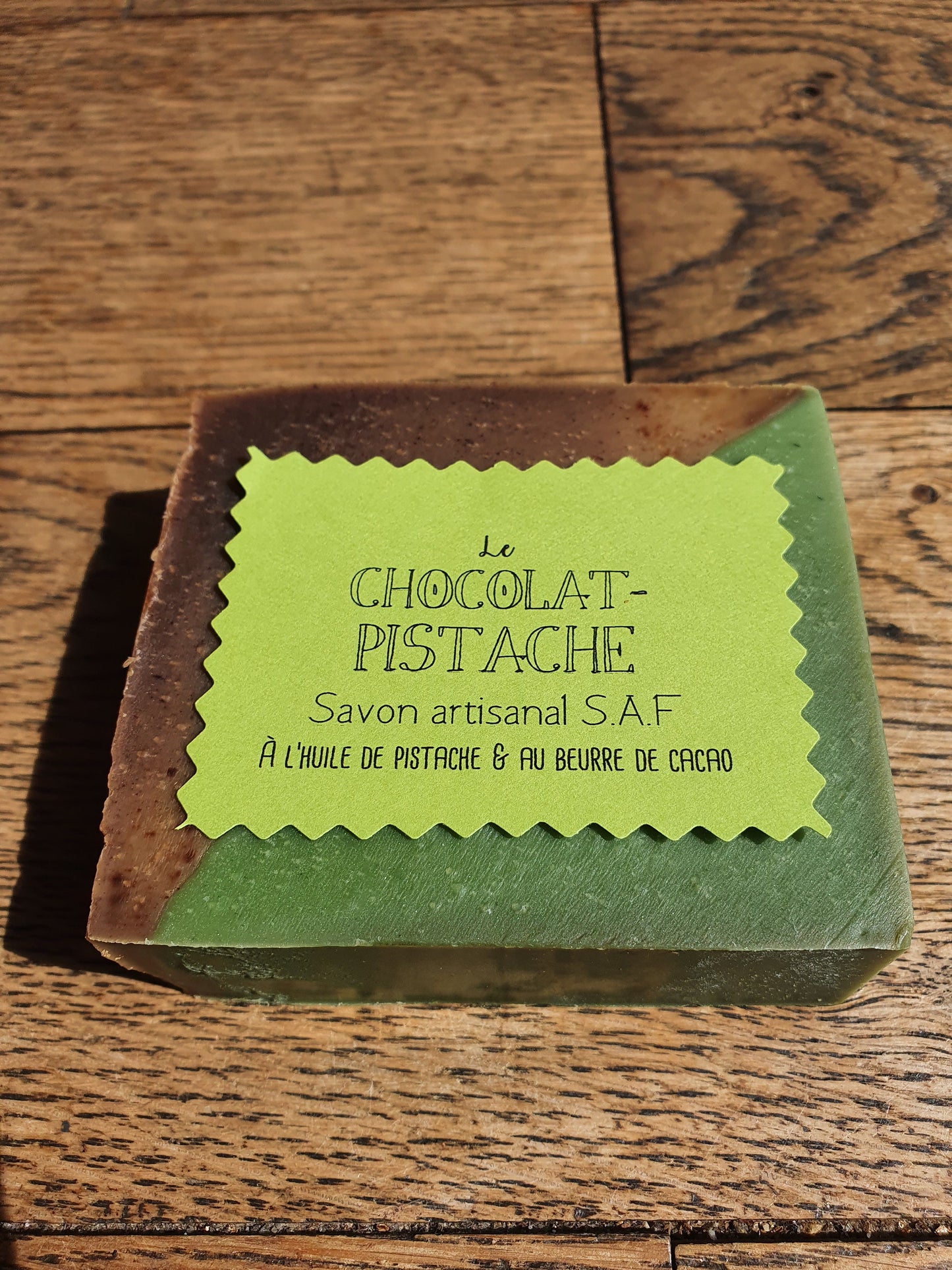 Le "Chocolat-pistache", savon artisanal surgras saponifié à froid divin à l'huile de pistache et au beurre de cacao pour les peaux gourmandes