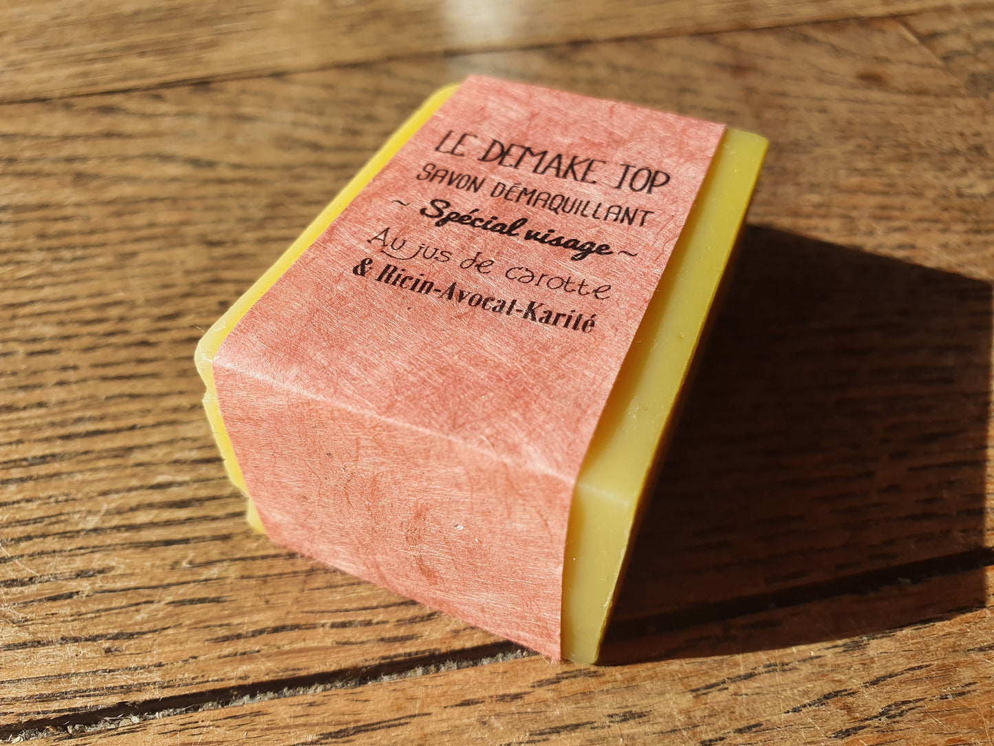 Le "Demake top", savon artisanal surgras saponifié à froid démaquillant bonne mine pour le visage au jus de carotte, huiles de ricin, olive, avocat et beurre de karité
