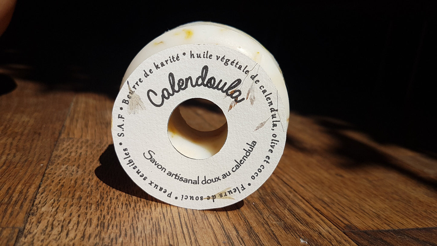 Le "Calendoula", savon artisanal surgras saponifié à froid au macérât de calendula, au beurre de karité et aux fleurs de souci pour les peaux sèches et sensibles