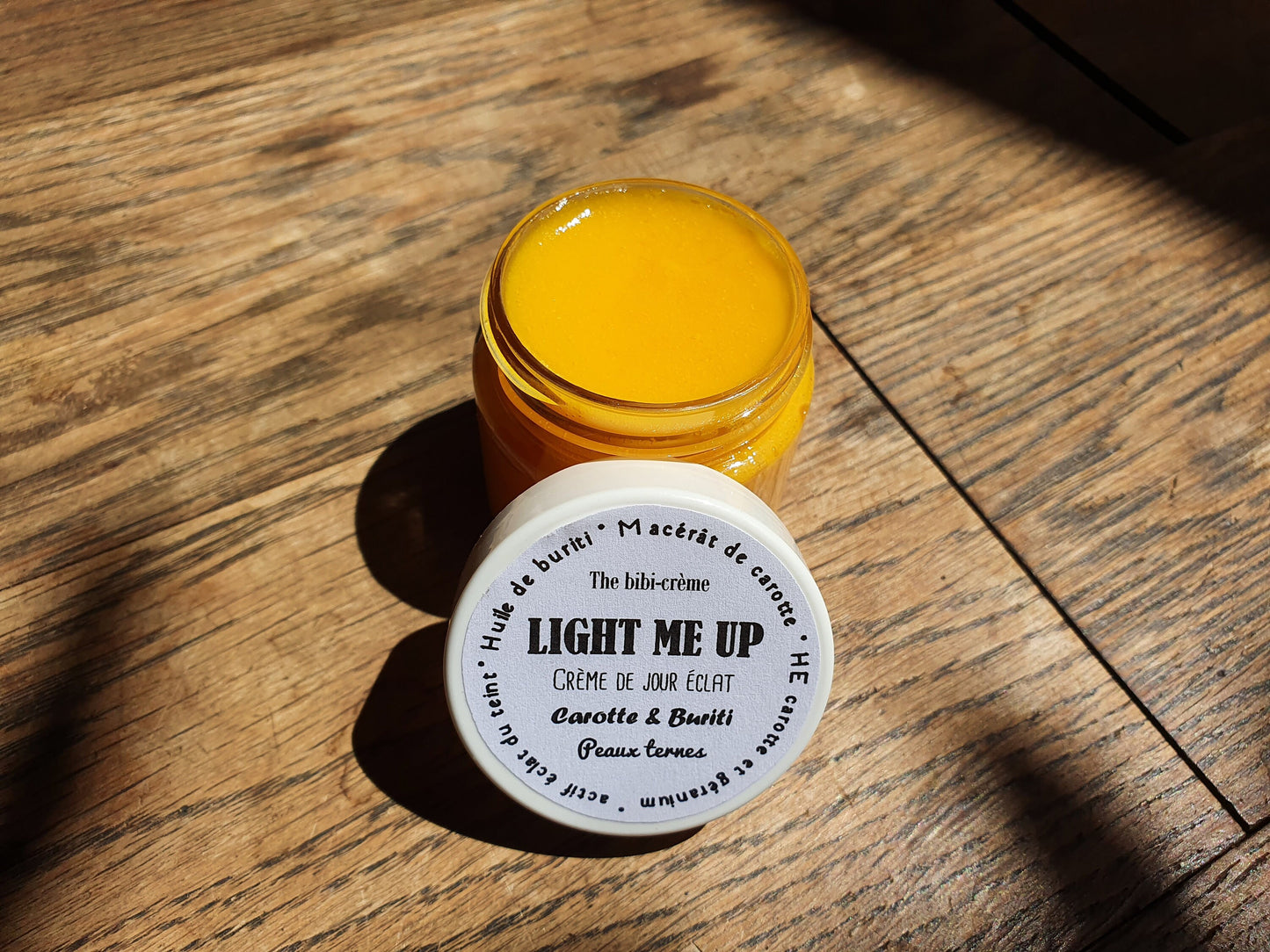 La "Light me up", crème de jour éclat du teint à l'huile de buriti, au macérât de carotte et huile essentielle de géranium peaux ternes