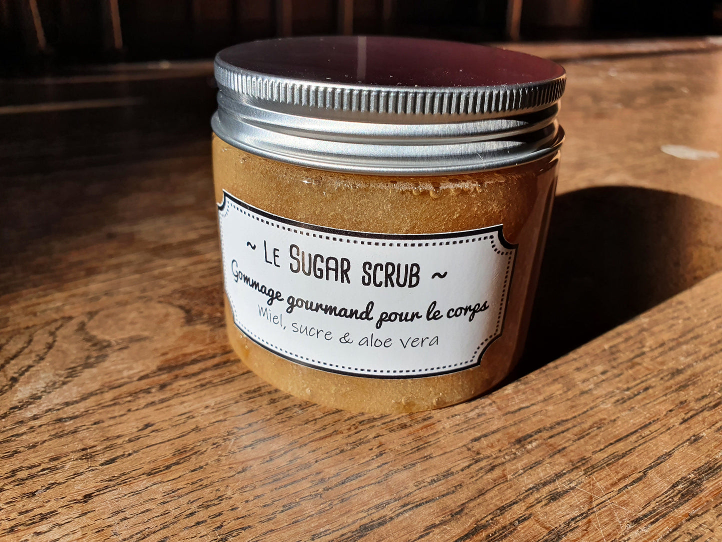 Le "Sugar Scrub" gommage pour le corps sucre, au miel et au gel d'aloe vera pour une peau nourrie, exfoliée et éclatante