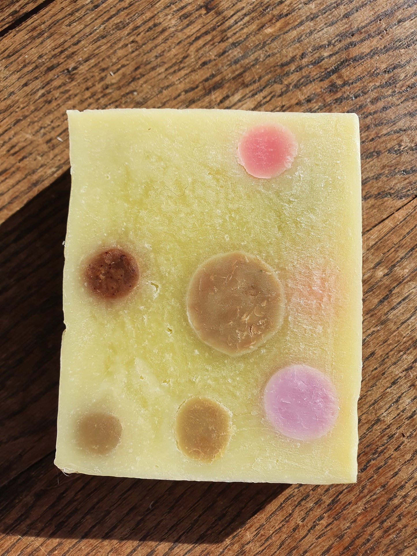Le "Peas and love", savon artisanal surgras saponifié à froid et unique aux huiles végétales de coco, olive, tournesol avec des inclusions de savon