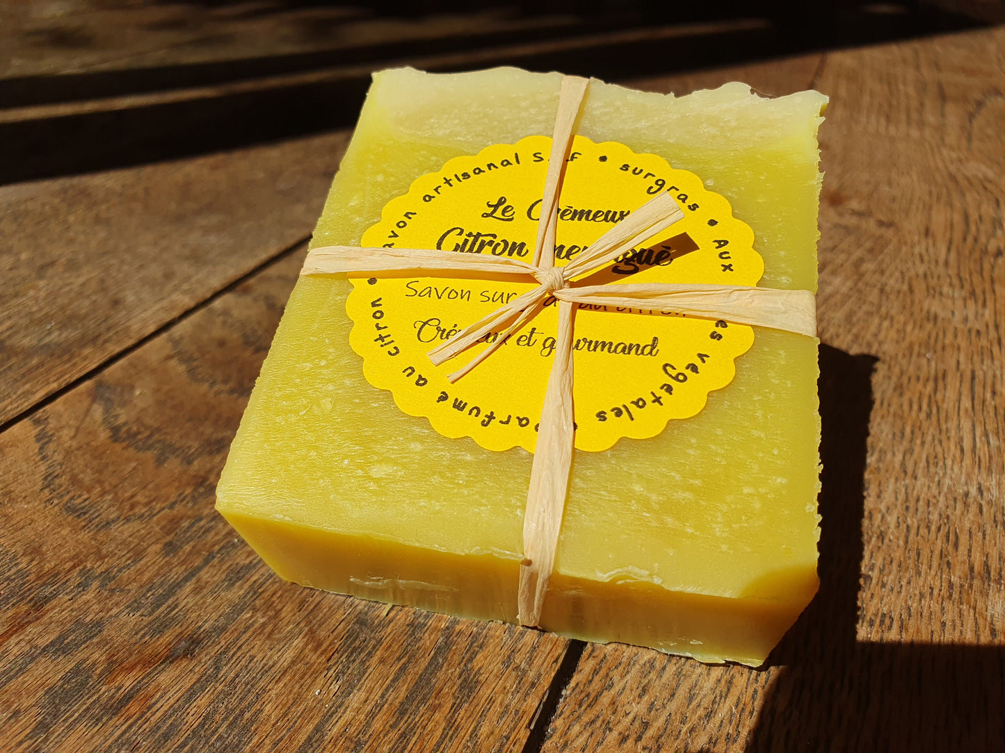 Le "Crémeux citron meringué", savon artisanal surgras saponifié à froid aux huiles végétales et parfumé au citron gourmand