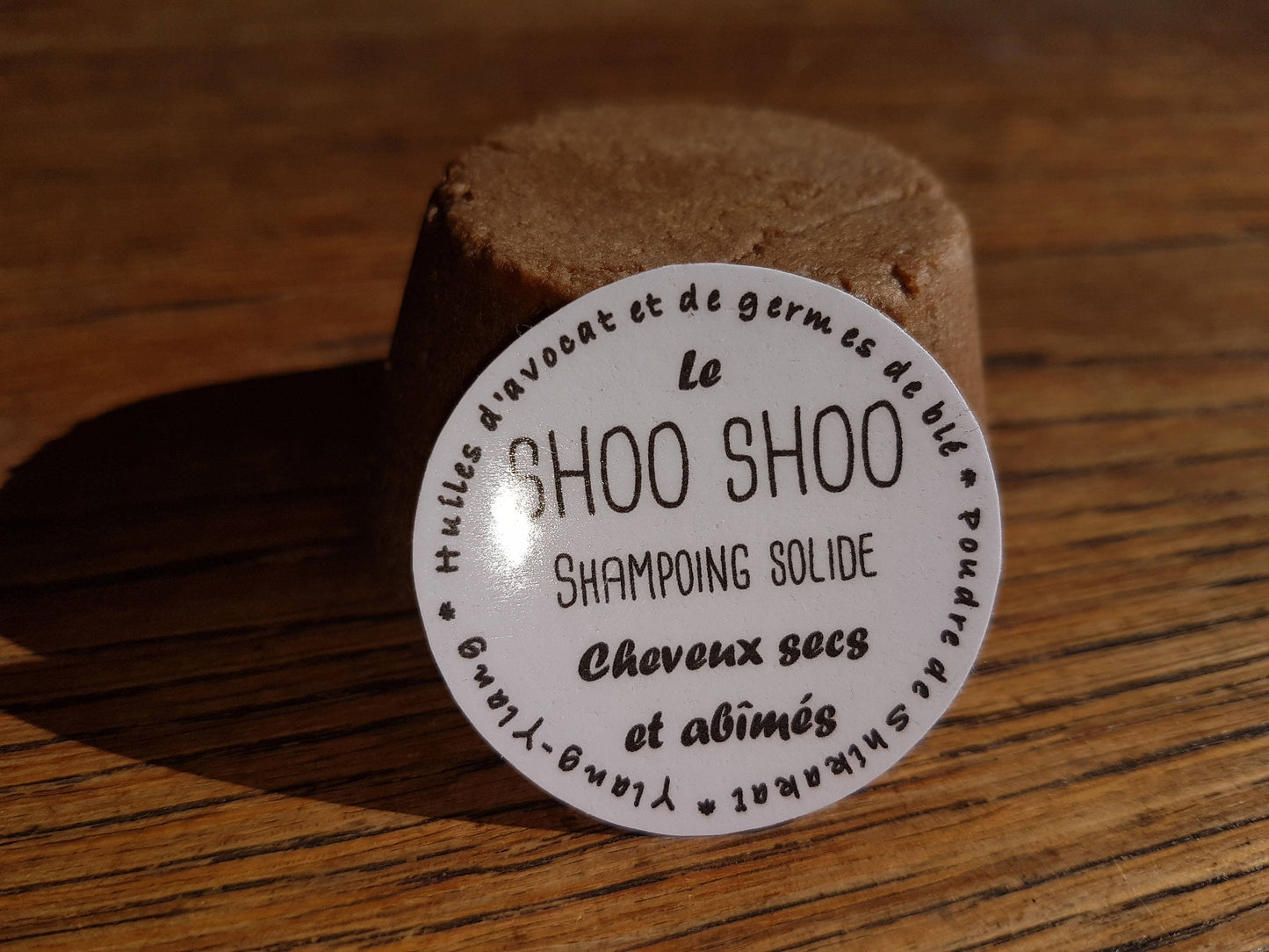 Le "Shoo Shoo cheveux secs et abîmés", shampoing solide artisanal à l'huile d'avocat, coco, ricin et huile essentielle d'ylang-ylang pour une hydratation optimale