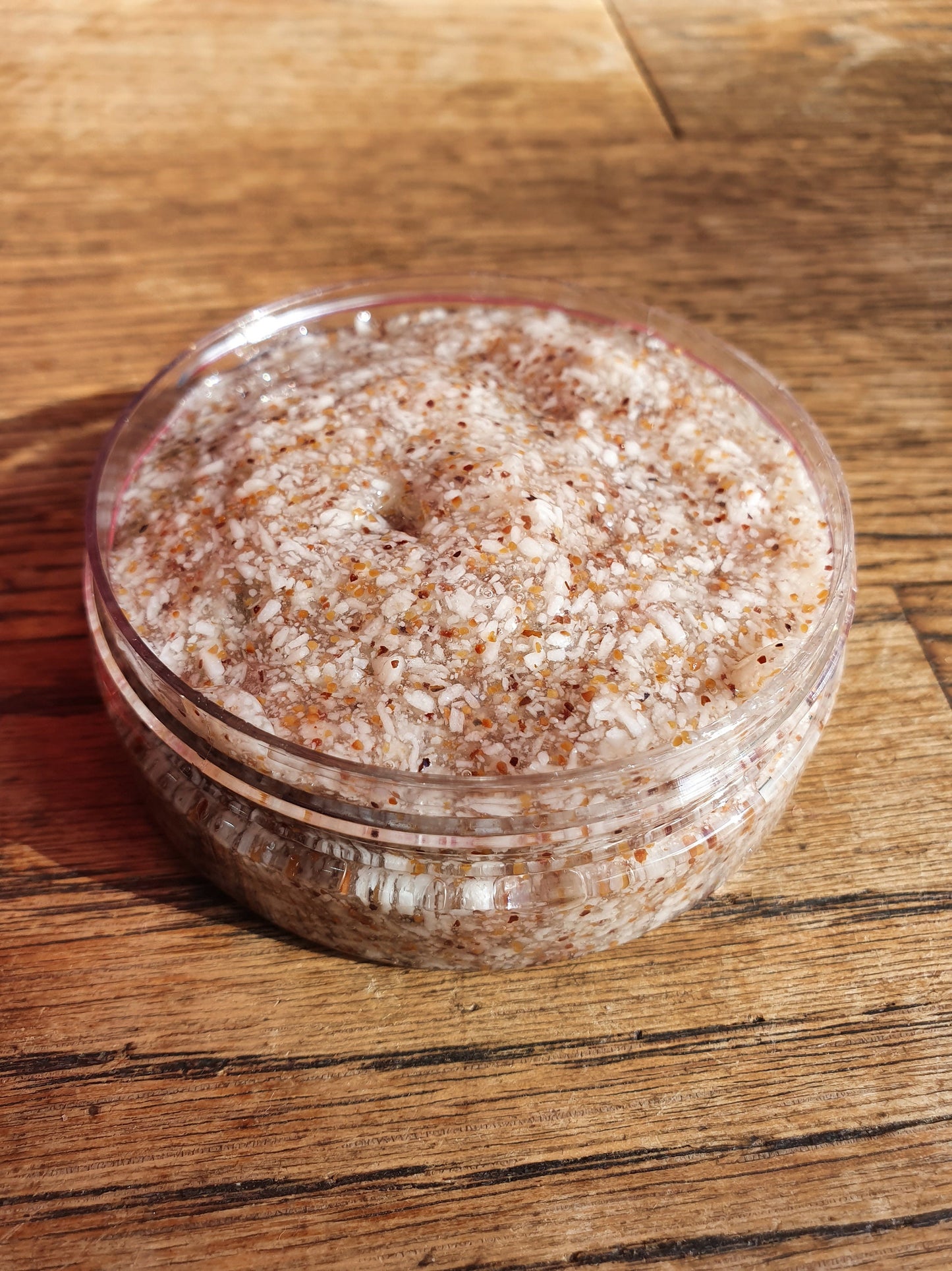 Le "Lime and Coconut", gommage exfolient scrub doux pour le visage à la noix de coco et à l'huile essentielle de citron vert pour les peaux en manque d'hydratation