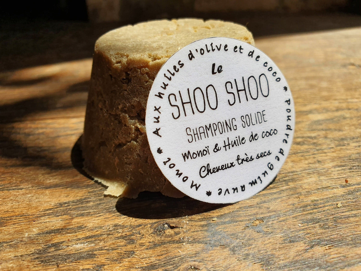 Le "Shoo Shoo, monoï et coco", shampoing solide artisanal pour les cheveux très secs à l'huile de coco, huile d'olive, poudre de guimauve et parfumé au monoï