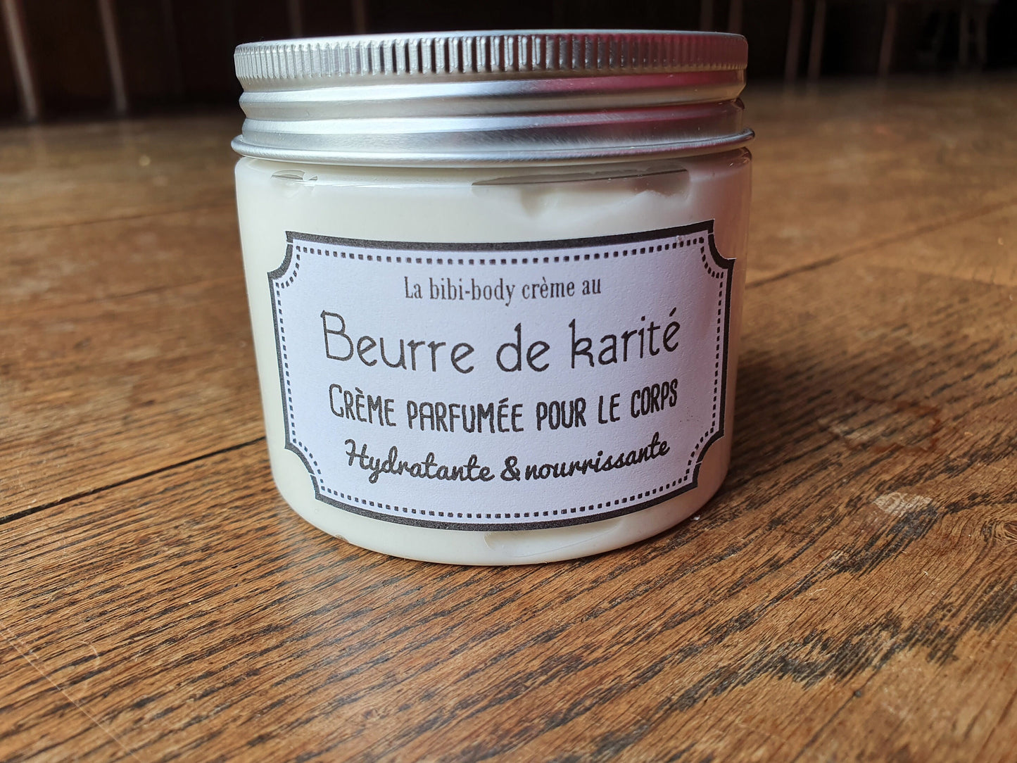 La "Body-crème au beurre de karité", crème nourrissante et hydratante parfumée pour le corps au beurre de karité et huile d'abricot