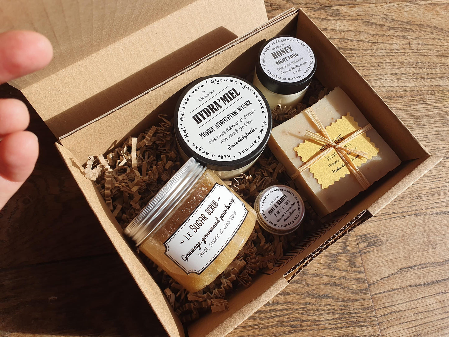 La "Bee-box", coffret ou boîte cadeau de soins complets au miel pour une peau délicieusement nourrie et hydratée