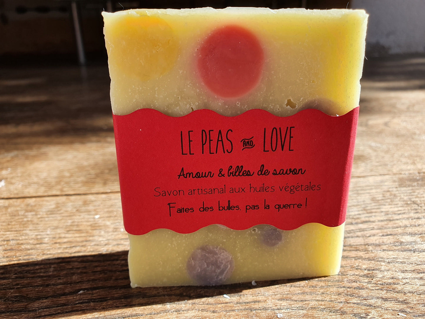Le "Peas and love", savon artisanal surgras saponifié à froid et unique aux huiles végétales de coco, olive, tournesol avec des inclusions de savon