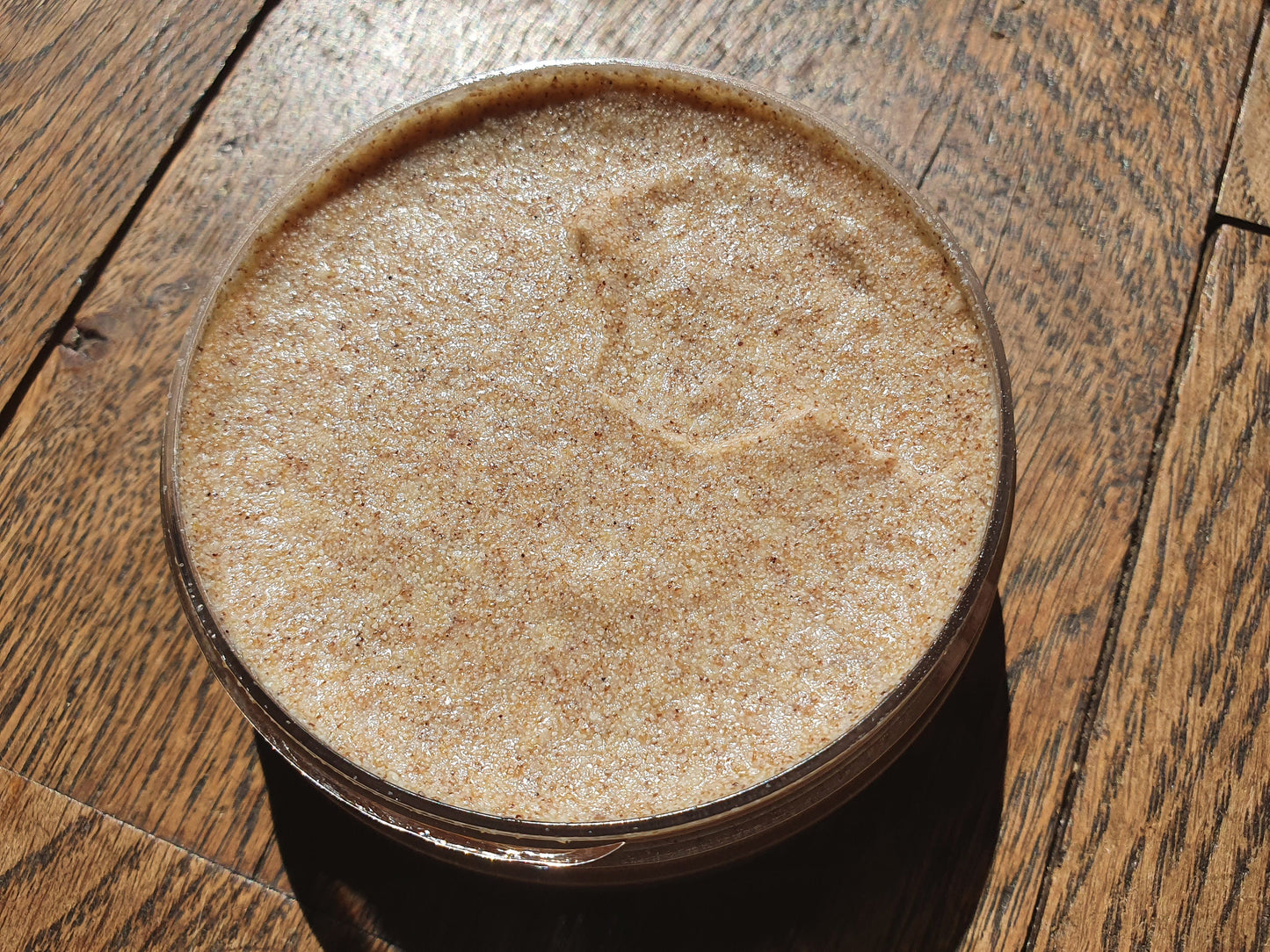 Le "Rose scrub", crème gommante gommage précieux anti-âge à la rose musquée, au beurre de karité et au bois de rose pour les peaux matures