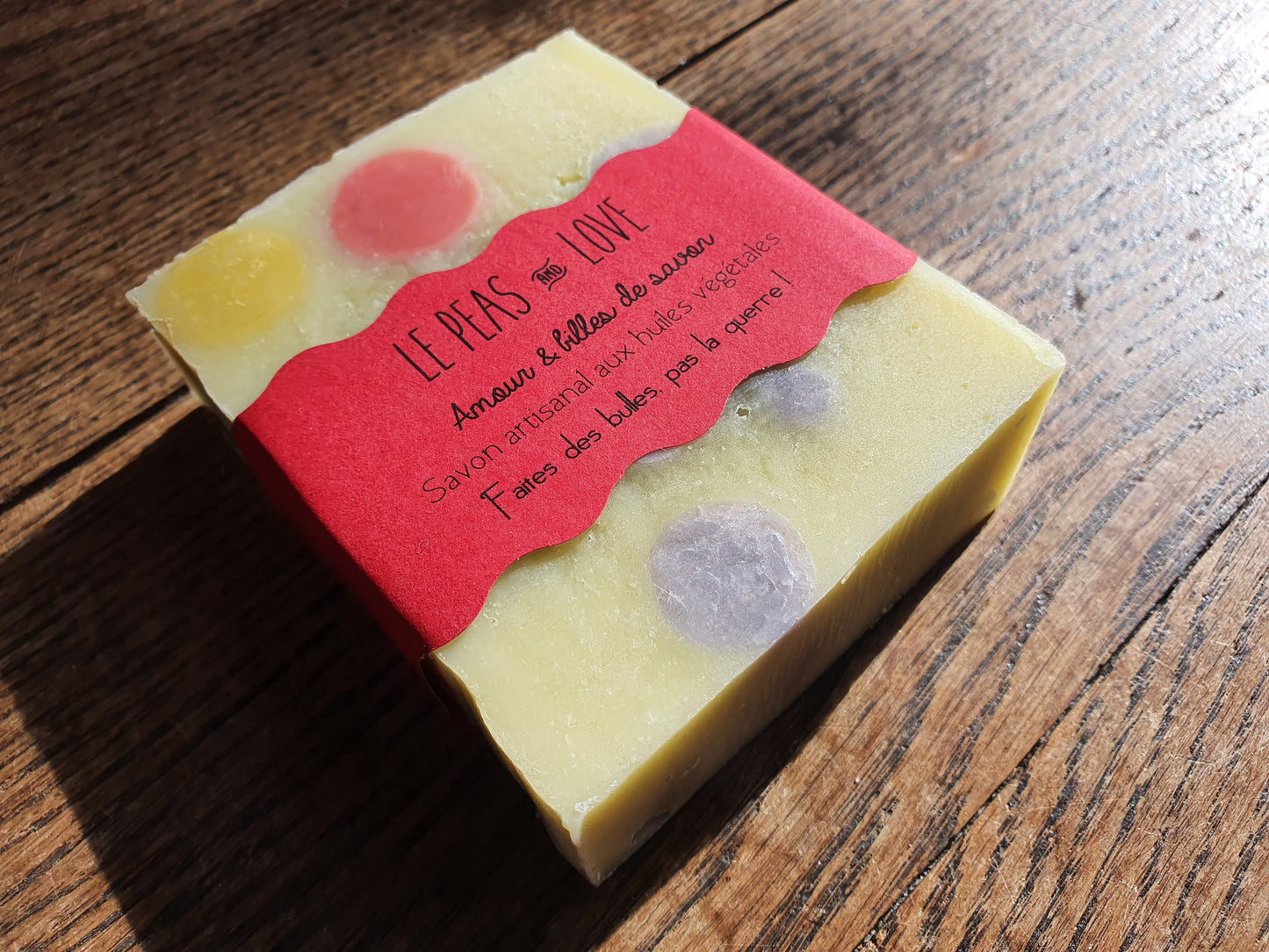 Le "Peas and love", savon artisanal surgras saponifié à froid et unique aux huiles végétales de coco, olive, tournesol avec des inclusions de savon