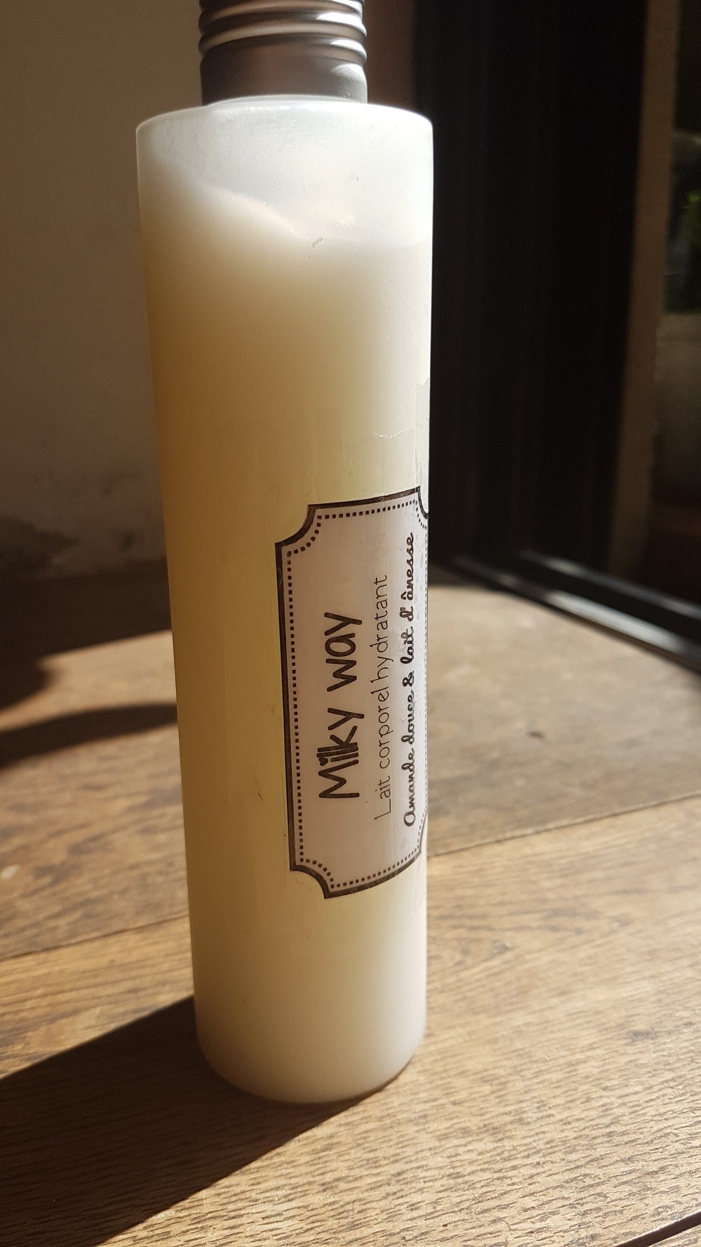 Le "Milky Way", lait corporel fluide pour le corps au lait d'ânesse et à l'huile d'amande douce hydratant et apaisant