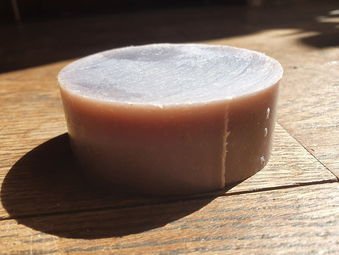 Le "Lavandez-moi", savon surgras artisanal saponifié à froid relaxant et décontractant à l'huile essentielle de lavande et aux huiles végétales