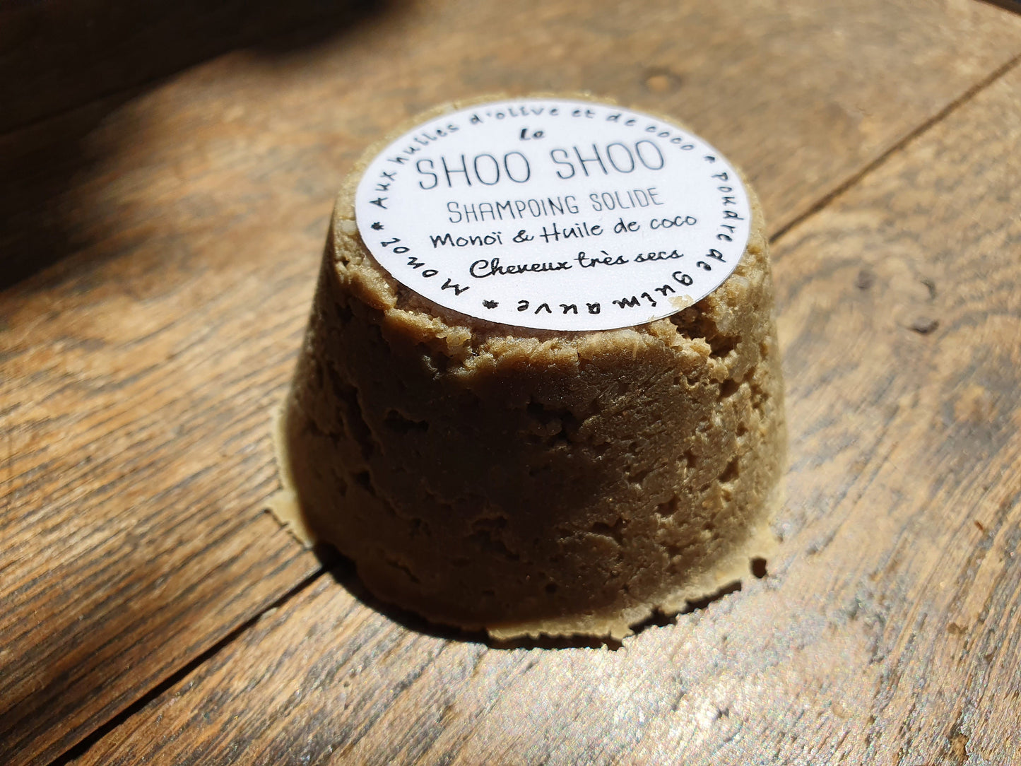 Le "Shoo Shoo, monoï et coco", shampoing solide artisanal pour les cheveux très secs à l'huile de coco, huile d'olive, poudre de guimauve et parfumé au monoï