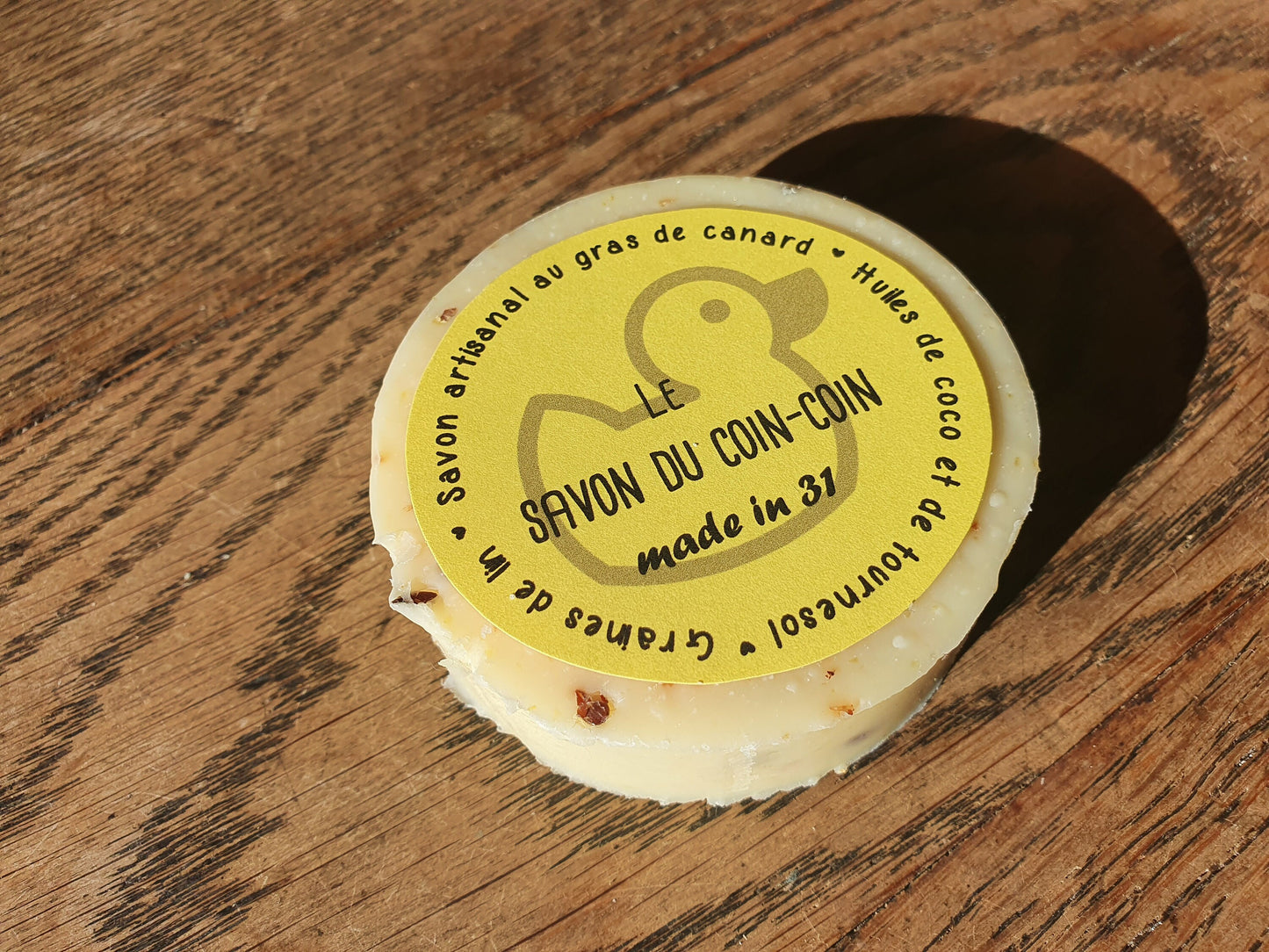 Le "Savon du coin-coin", savon artisanal surgras saponifié à froid et exfolient à la graisse de canard, aux graines de lin et aux huiles essentielles