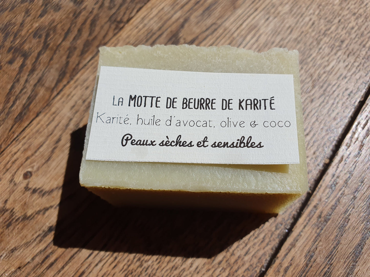 La "Motte de beurre de karité", savon artisanal surgras saponifié à froid au karité et huiles végétales d'olive, avocat et coco pour les peaux sèches et sensibles